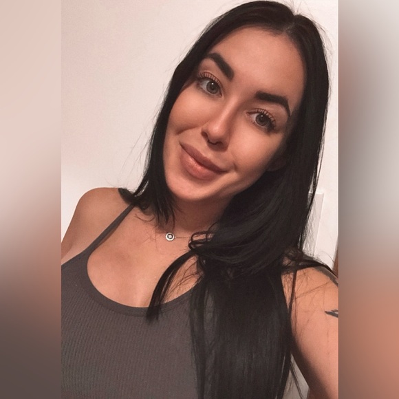 Meet your Posher, Hailey - Picture 2 of 2